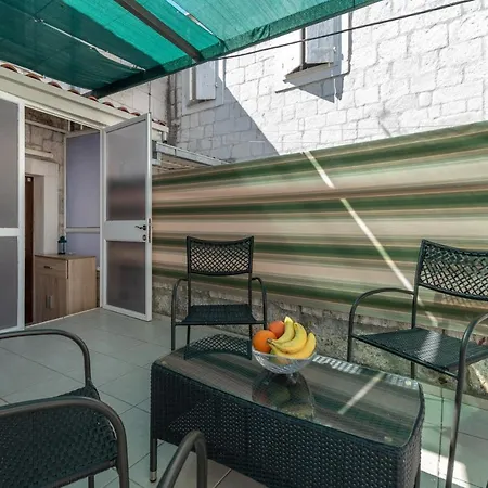 Stone House Ernest Hébergement de vacances *