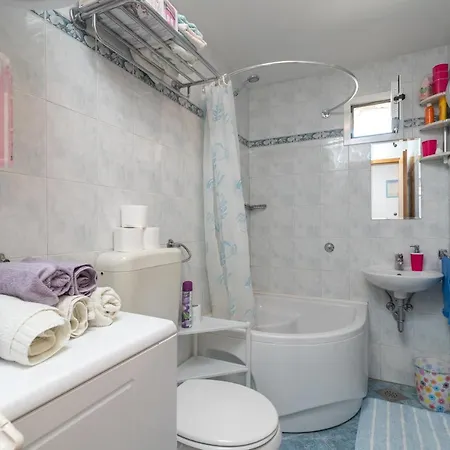 Stone House Ernest 펜션 *