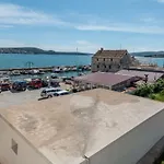 Stone House Ernest Τρογκίρ