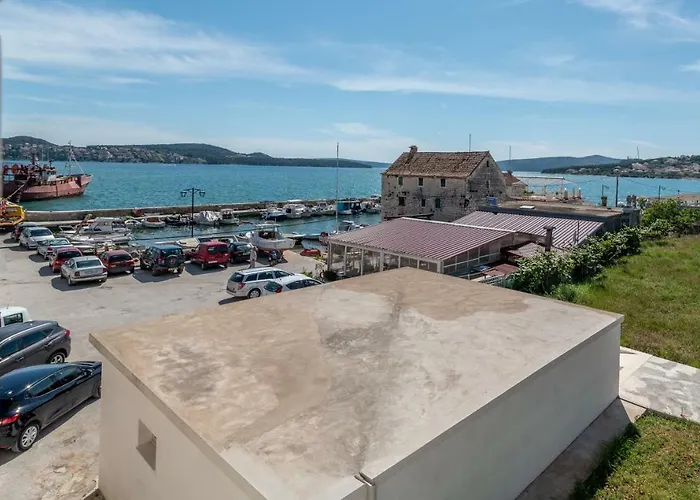 Stone House Ernest Τρογκίρ