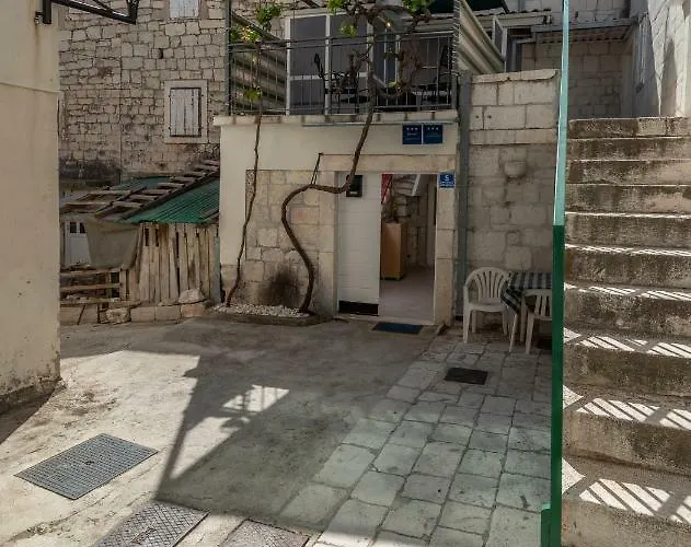 Stone House Ernest Nyaraló