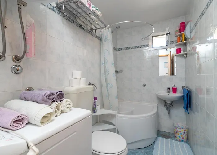 Stone House Ernest Nyaraló *